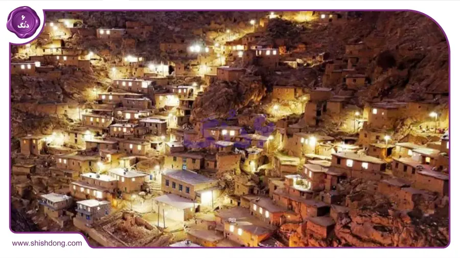 روستای پلنگان با خانه‌های پلکانی و رودخانه