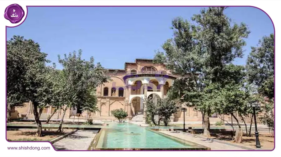حیاط عمارت خسروآباد با گچ‌بری‌های قاجاری