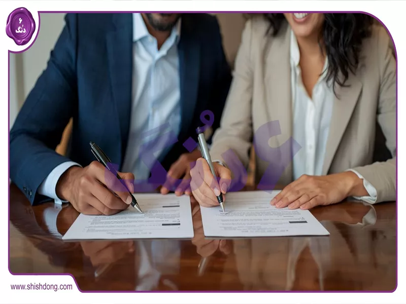 زوجین در حال امضای قرارداد وام زوجین