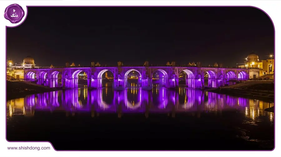 نمای تاریخی سی‌وسه‌پل در نزدیکی بزرگمهر