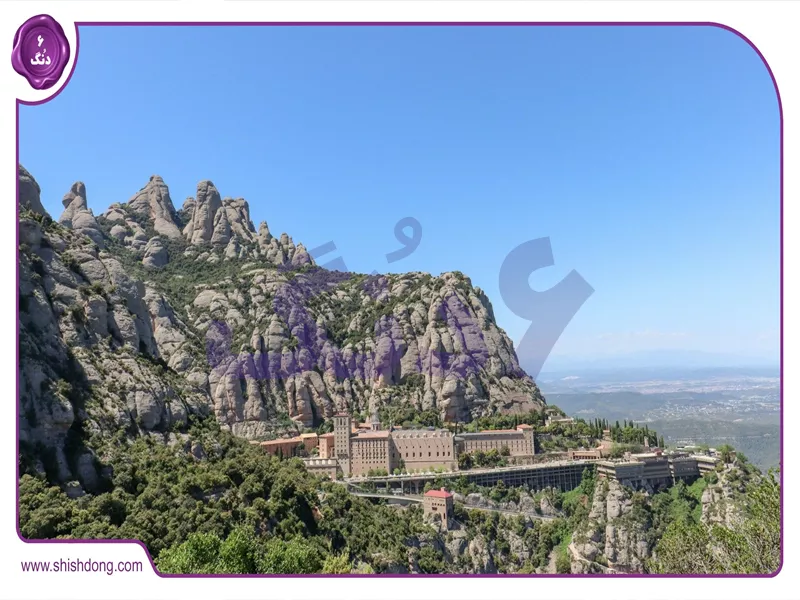 نمای هوایی از دیوارهای قرون وسطایی و کلیسای خیرونا