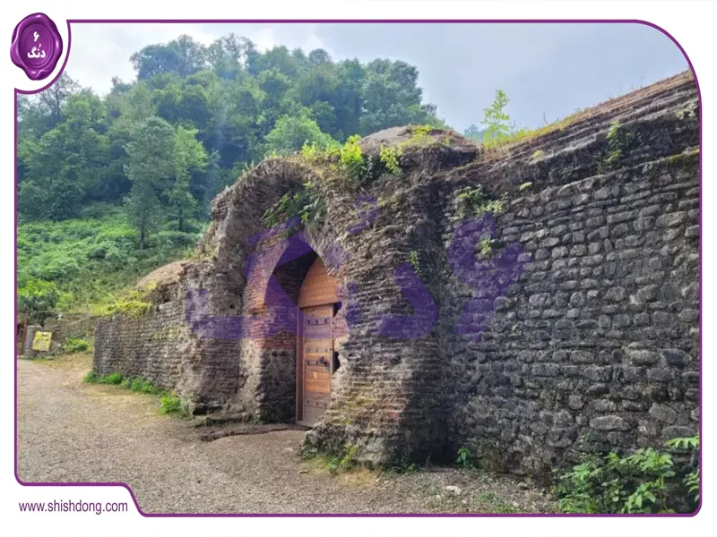 نمای بیرونی کاروانسرای تی تی سیاهکل در طبیعت سبز گیلان ۱۴۰۴