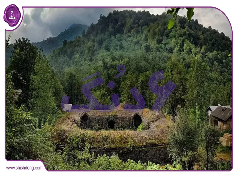 نمای تاریخی کاروانسرای تی تی سیاهکل با پوشش گیاهی ۱۴۰۴