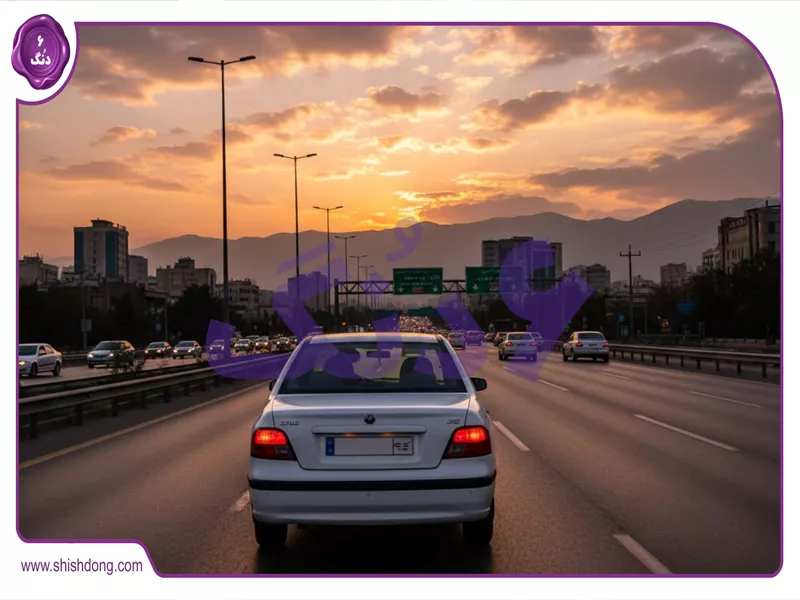 سمند SE در حال حرکت در بزرگراه همت تهران، غروب
