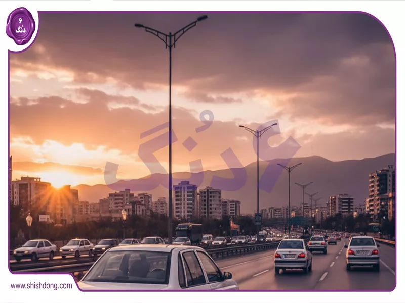 سمند سریر در حال حرکت در بزرگراه همت تهران، غروب