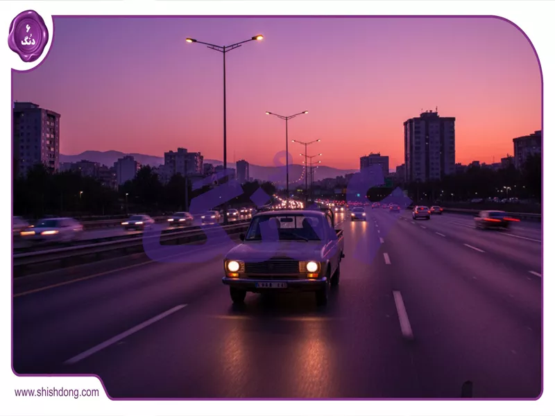 پیکان وانت در حال حرکت در بزرگراه همت تهران، غروب بنفش