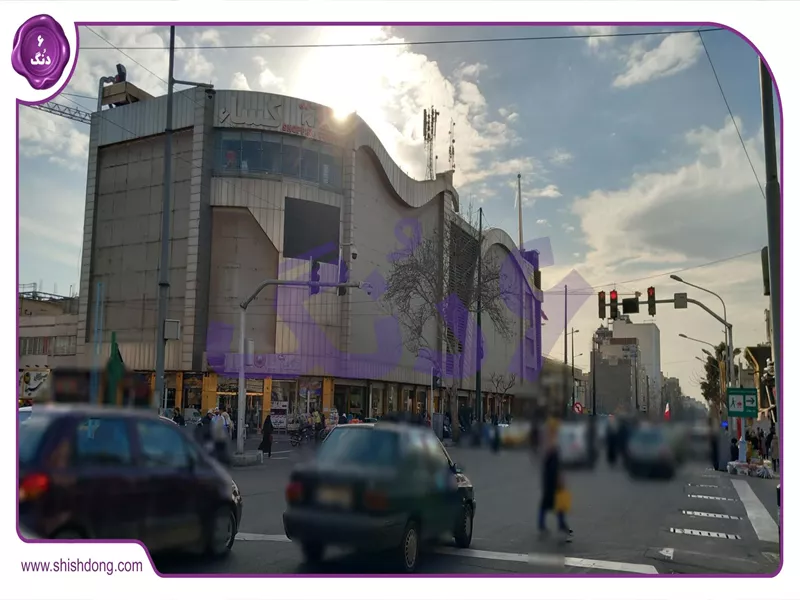 امکانات رفاهی پیروزی مانند مراکز خرید و پارک