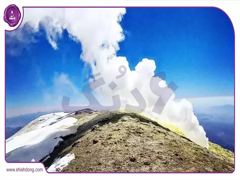 کوه آتشفشان تفتان با خروج گاز از دهانه