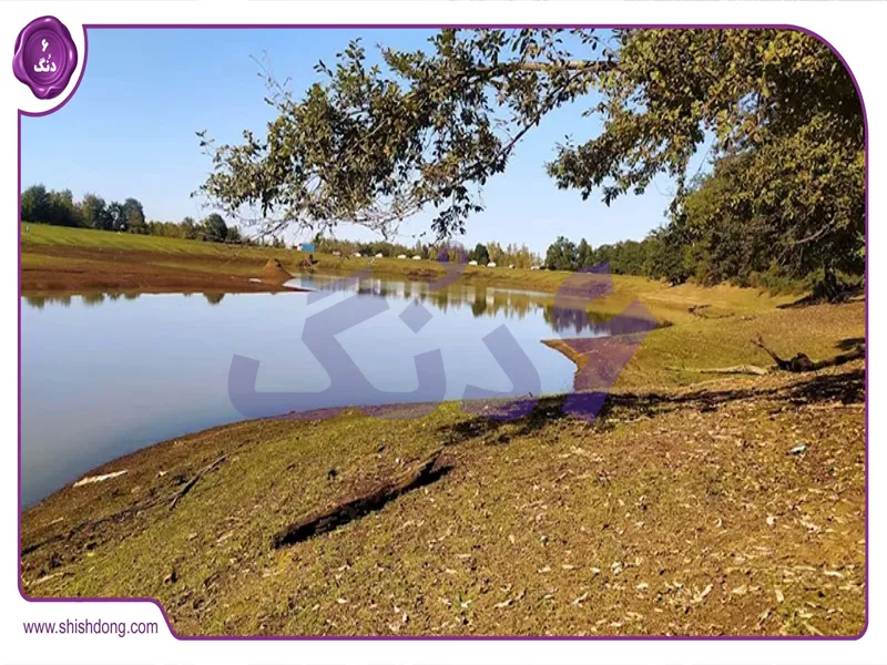 دریاچه نورماس در پاییز با برگ‌های رنگارنگ و مه صبحگاهی