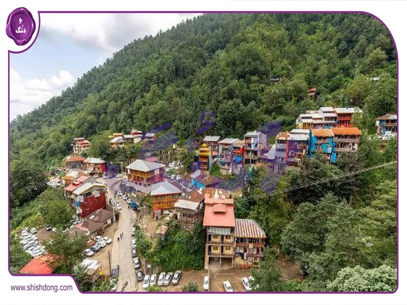 روستای سیاهمزگی با خانه‌های سنتی گیلانی