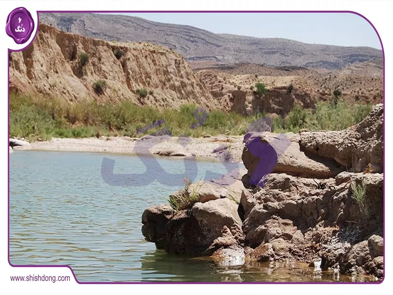 عکس روستای کرونی شیراز با منظره کوهستانی و خانه‌های سنتی
