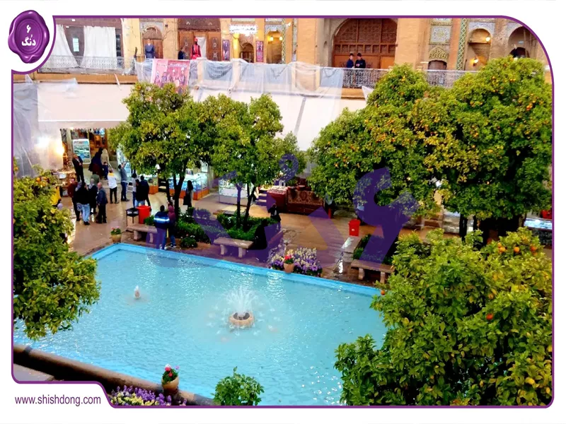 سرای مشیر شیراز - حیاط مرکزی با حوض فیروزه‌ای و درختان نارنج
