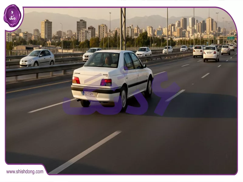 پژو 405 GL در حال حرکت در بزرگراه همت تهران